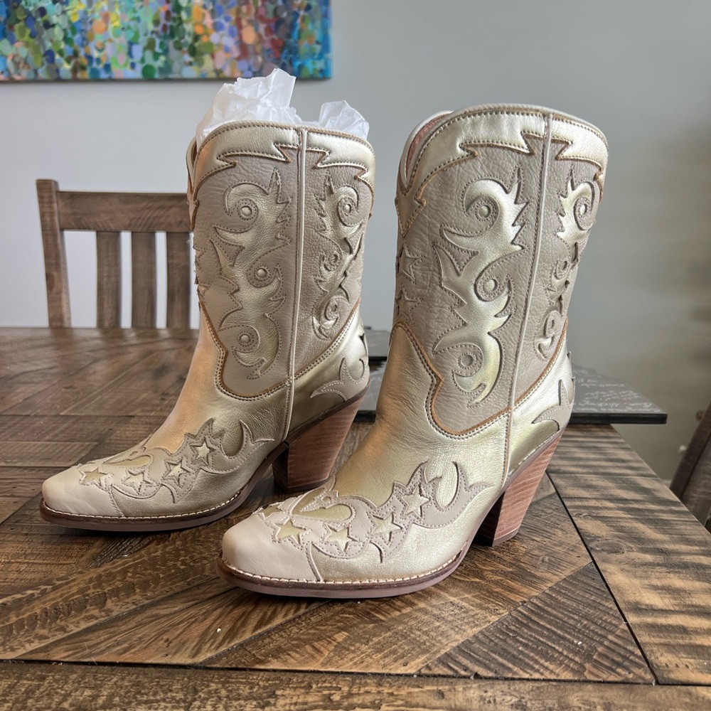 Womens snip toe Dingo Radiance gold & cream cowboy boots size 7.5. NEVER WORN!!